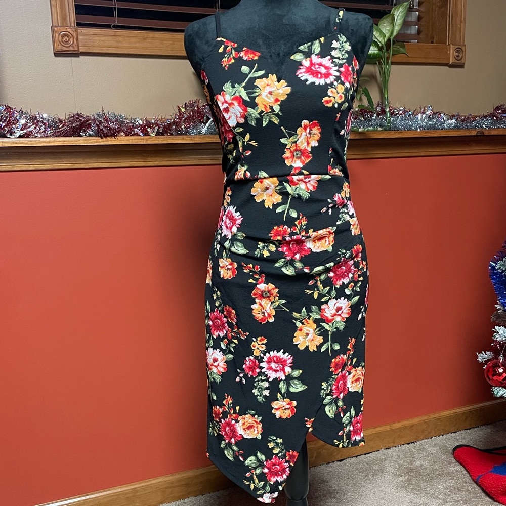 DON’T YOU DARE FLORAL SPAGHETTI STRAP PULLOVER DRESS. SIZE M. NWT.